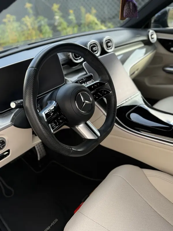 Mercedes — jasna skóra i kokpit